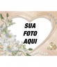 Foto coração moldura oval, decorada com diamantes, flores e anéis de casamento
