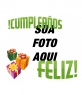Faça um cartão de aniversário com a sua imagem com esta fotomontagem. Sua foto será acompanhada por três dons de cores verde e um feliz aniversário.