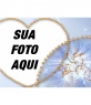 Moldura em forma de coracao com botões de ouro e um fundo azul