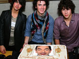 Entrar para entrar em uma festa dos Jonas Brothers em uma maneira especial