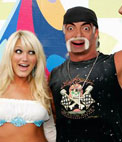 Fotomontagem para colocar seu rosto no corpo de Hulk Hogan com uma garota loira
