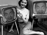 Fotomontagem em que você vai sair em dois TV antigo com uma jovem mulher deitada
