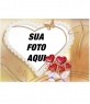 Marco para foto com forma de coração, com detalhes de pombas brancas e corações