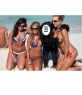 Eu quero ser um macaco! Fotomontagem em que três jovens em trajes de banho na