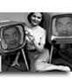 Fotomontagem em que você vai sair em dois TV antigo com uma jovem mulher deitada