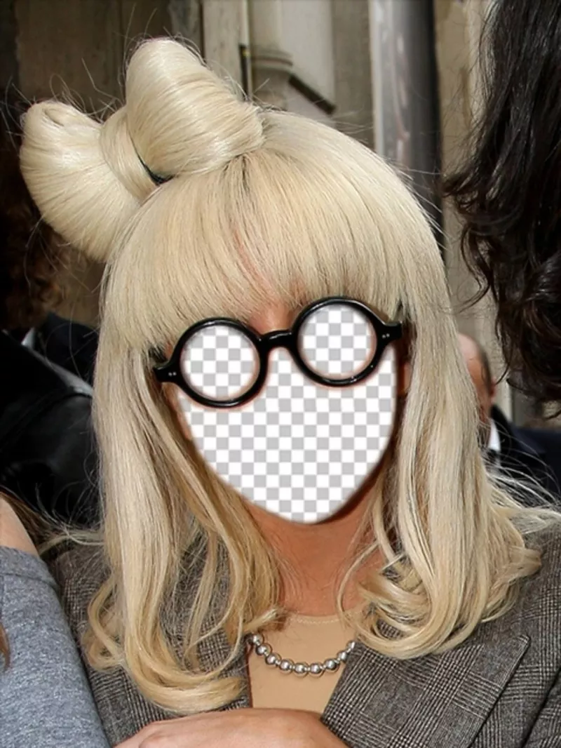 Fotomontagem com o rosto de Lady Gaga loura com óculos redondos. ..