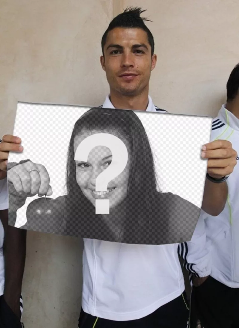 Fotomontagem com Cristiano Ronaldo, do time de futebol Real Madrid, segurando um cartaz com a foto que você enviar on-line para..