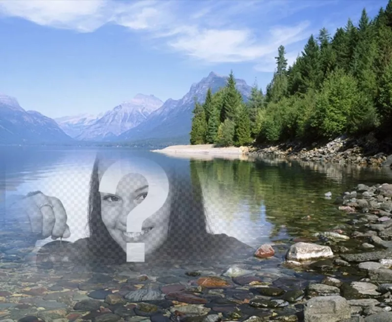 Fotomontagem para colocar uma foto na água de um lago ou rio ao lado de uma floresta com árvores e montanhas cobertas de..