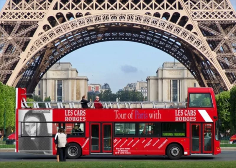 Introduza sua foto em um cartaz anunciando um ônibus de excursão sob a Torre Eiffel, em..