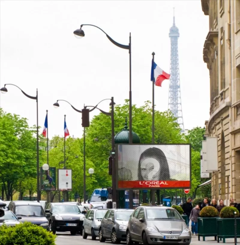 Fotomontagem de um outdoor em Paris, com a Torre Eiffel ao fundo e várias bandeiras de..