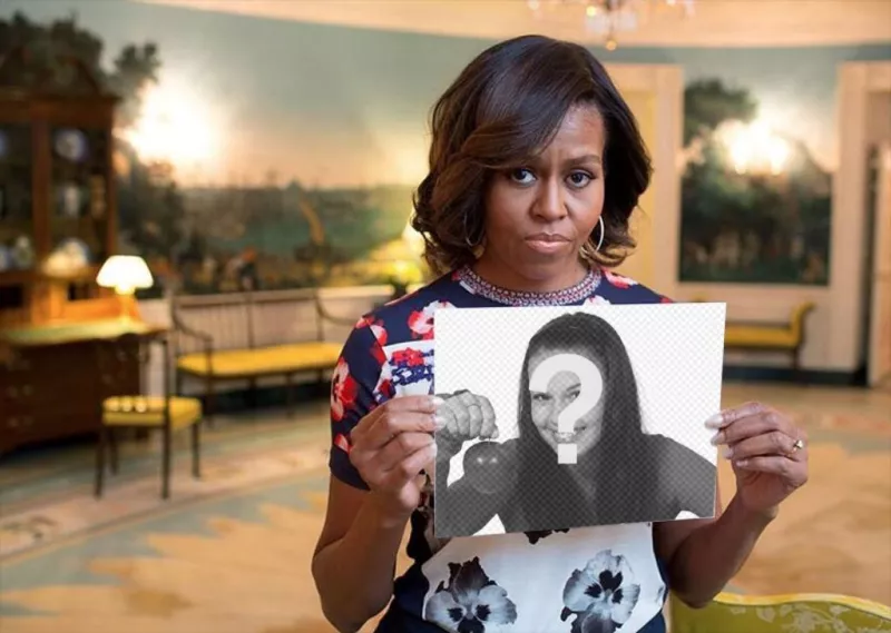 Fotomontagem com Michelle Obama segurando sua foto. ..