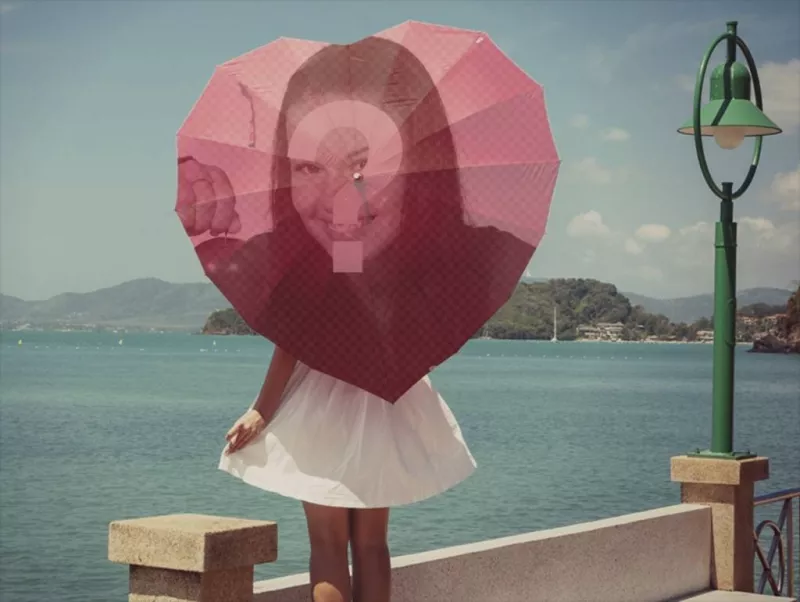 Fotomontagem no mar com um guarda-chuva em forma de coração em um fundo romântico. ..