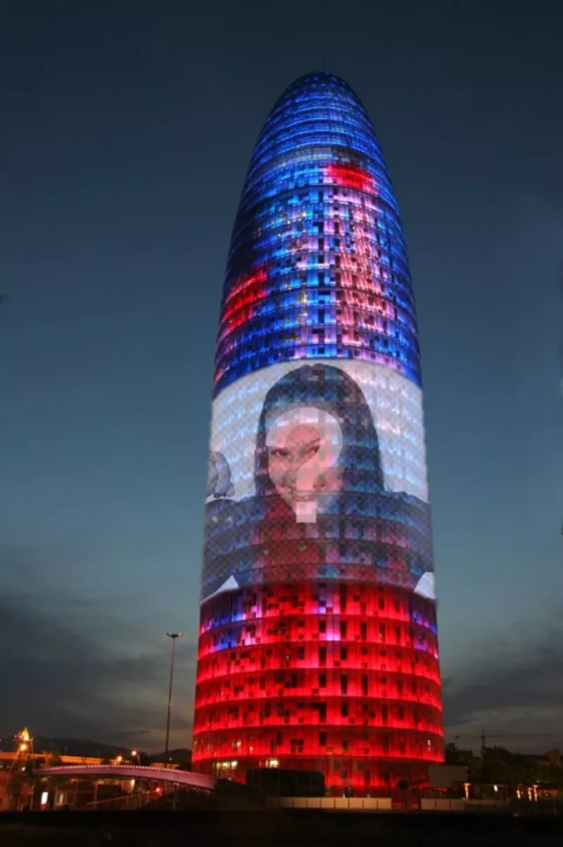 Fotomontagem em que você vai colocar sua foto na Torre Agbar em Barcelona ..