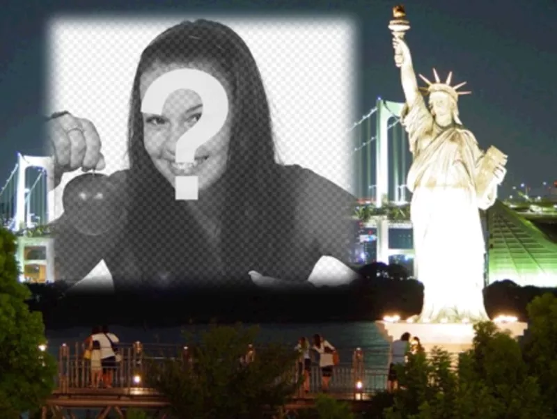 Photomontage para fazer um cartão personalizado. Sua foto com a New York à noite para o fundo, perto da Estátua da..