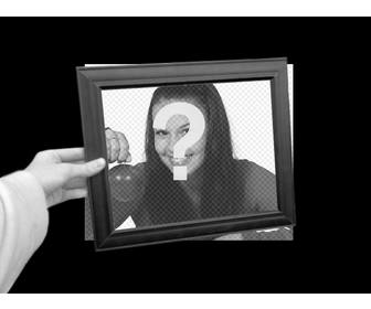 curioso fotomontagem em sua foto aparecera fundo preto e branco e da moldura uma mão segurando cor da caixa