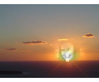 fotomontagem uma colagem colocar um rosto ou da guarnicão ao redor do ponto onde o sol põe em uma paisagem costeira