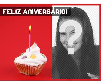 cartão aniversario vermelho minimalista com um bolo com uma vela em um fundo vermelho e texto feliz aniversario e um buraco colocar foto do aniversariante