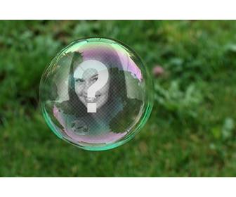 fotomontagem com uma bolha sabão em um fundo relva verde onde sua foto vai aparecer refletida da bolha