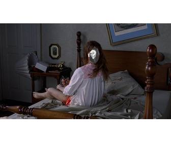 fotomontagem menina do exorcista em uma cena do filme terror em ela transforma completamente cabeca sua cama