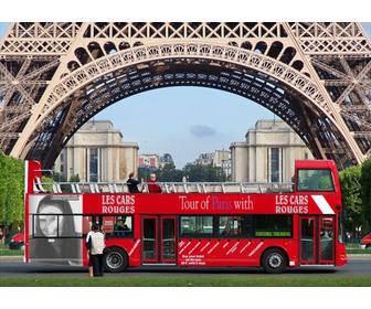 introduza sua foto em um cartaz anunciando um onibus excursão sob torre eiffel em paris