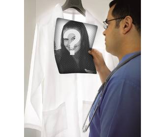 fotomontagem em um medico examinando uma radiografia em voce pode colocar sua foto