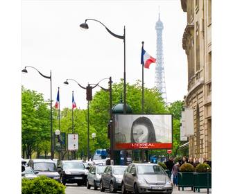 fotomontagem um outdoor em paris com torre eiffel ao fundo e bandeiras france
