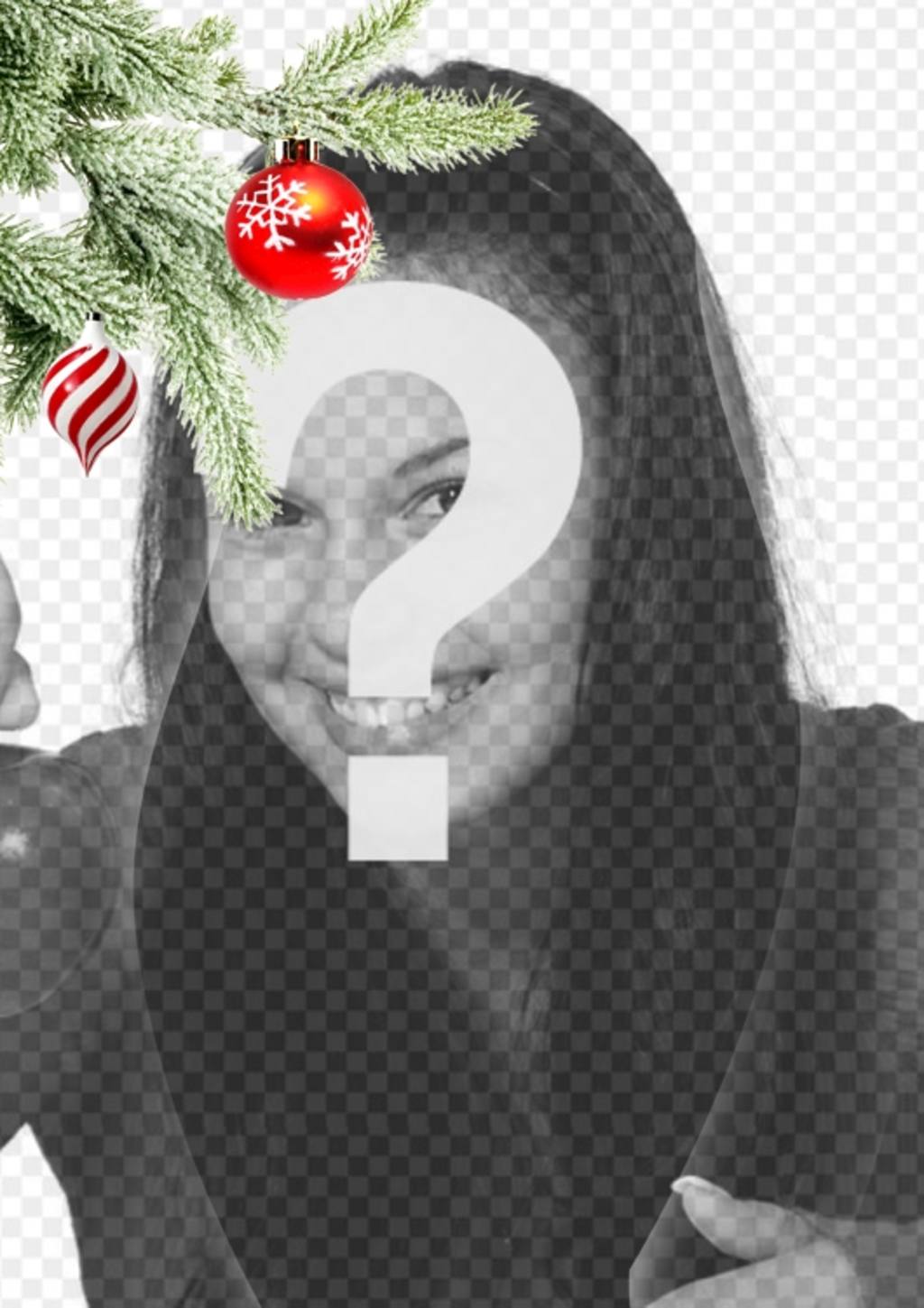 Cartão postal / Natal moldura onde você coloca uma imagem. Efeito de curvas melhoradas no fundo preto. Em primeiro plano, vemos um ramo da árvore de Natal pendurado com duas bolas, um na forma de sorvete ou tornado, é espirais brancos e vermelhos, é esférica e termina num..