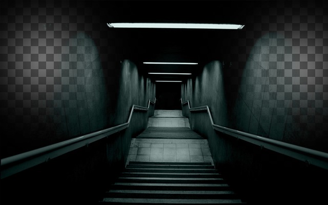 Criar uma colagem aterrorizante com a imagem de uma escada escura e duas fotografias de cada..
