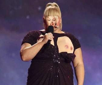 Fotomontagem de cantor Rebel Wilson na MTV