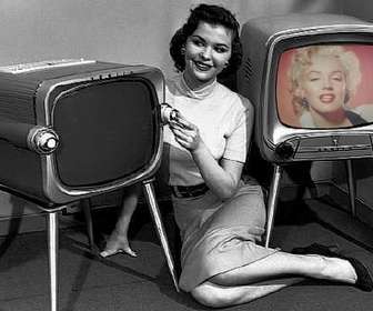 Fotomontagem em que você vai sair em uma televisão velha.