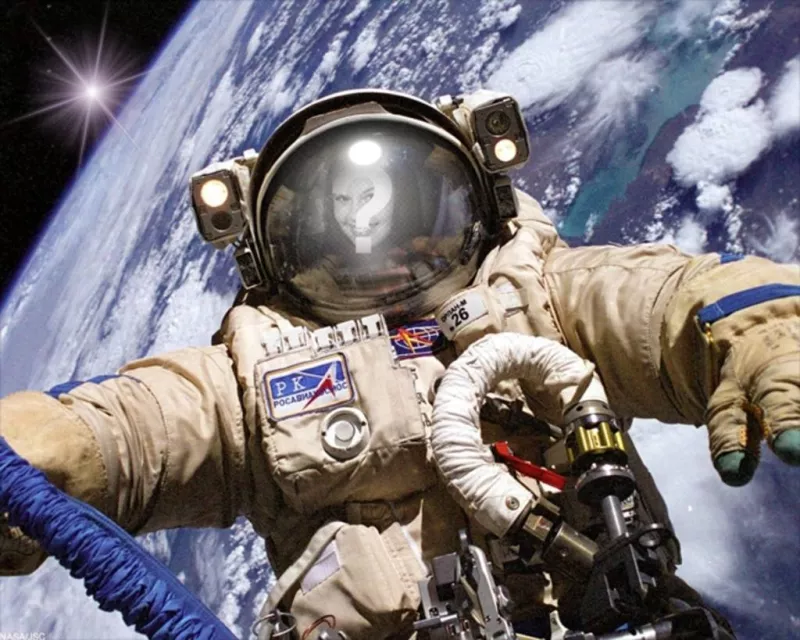 Fotomontagem de astronauta em uma caminhada espacial para colocar sua..