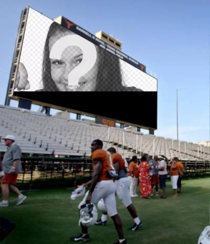 Nesta fotomontagem, sua foto aparecerá na tela grande em um estádio de futebol, onde as pessoas, incluindo..