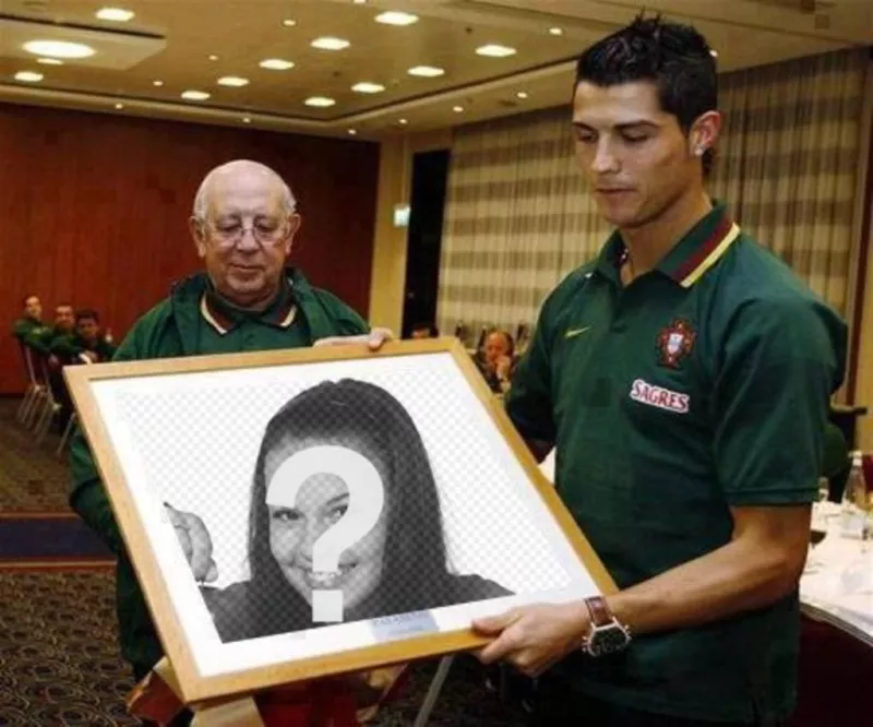 Fotomontagem de Christiano Ronaldo segurando um quadro com a imagem que você pode personalizar adicionando o texto, grátis e..