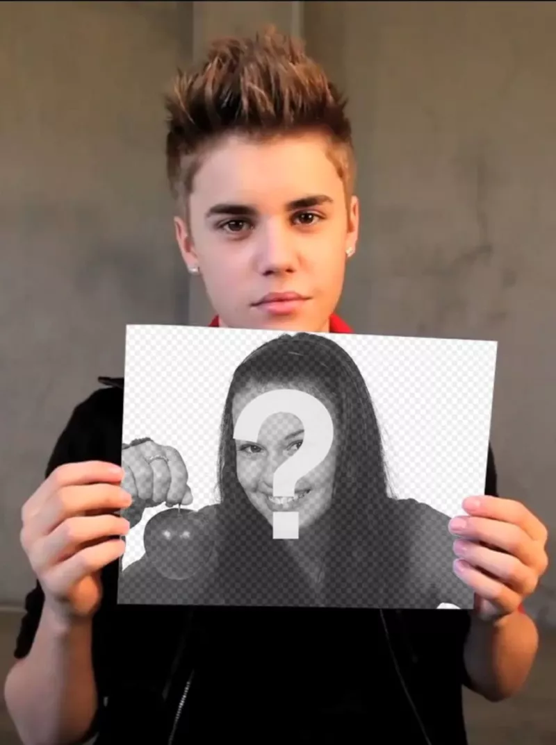 Fotomontagem com Justin Bieber com o cabelo curto segurando sua..