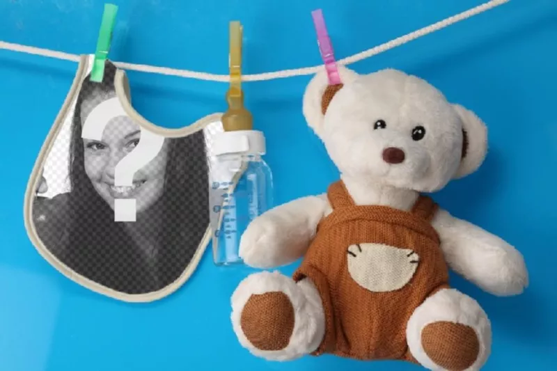 Colagem com um babador e um ursinho de pelúcia onde você pode colocar uma imagem de um recém-nascido em um fundo..