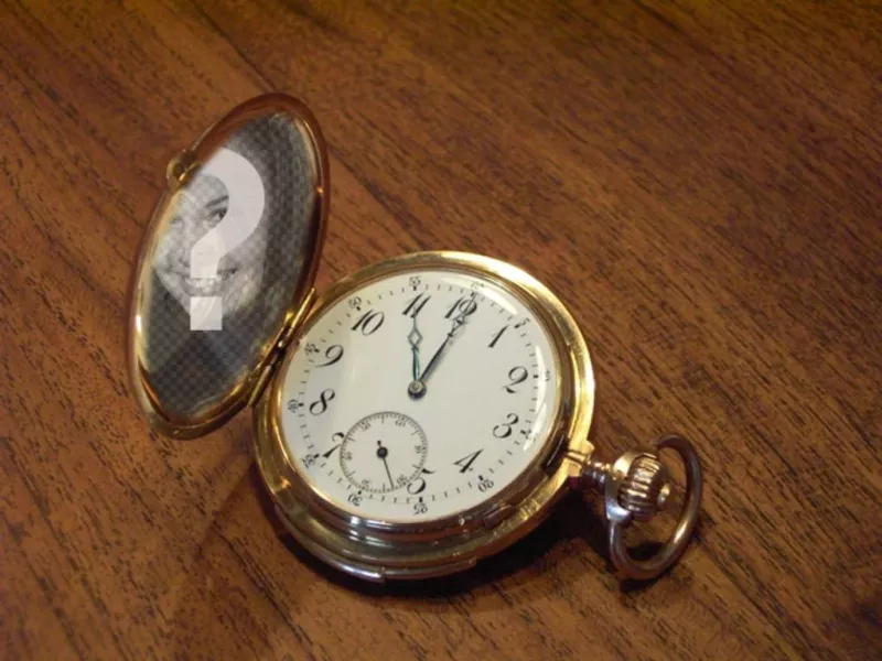 Fotomontagem com um relógio de bolso em uma mesa de madeira onde você pode colocar sua foto na capa..