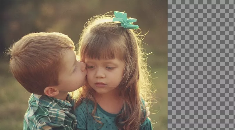 Moldura para duas fotos com um casal de crianças beijando carinhosamente. Lembre-namorada de infância inocente ..