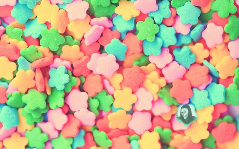 Jogo das crianças para encontrar uma foto em uma pilha de doces ..