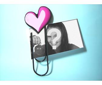 crie o seu amor cartão personalizado com quadro simples em um clip com um coracão em anexo uma foto sua escolha em um fundo azul claro