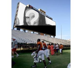 nesta fotomontagem sua foto aparecera na tela grande em um estadio futebol onde as pessoas incluindo jogadores
