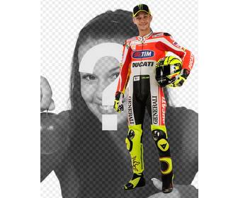 fotomontagem com valentino rossi moto gp corredor em seu uniforme ducati e um capacete debaixo do braco aparecer ao lado do famoso motociclista agora em yamaha e adicione o texto na imagem forma gratuita