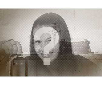 foto antiga com uma velha maquina escrever um telefone e um vaso com uma rosa adicionar um filtro uma imagem