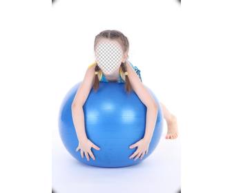 fotomontagem on-line uma menina com trancas em uma esfera azul