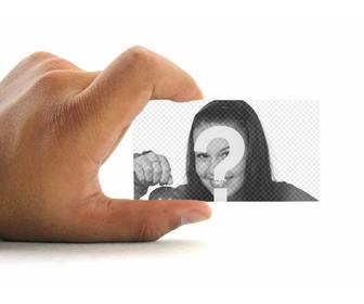 fotomontagem colocar sua foto em um cartão visita realizada uma mão com fundo branco