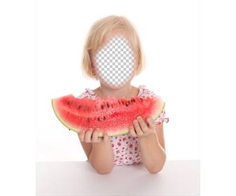 fotomontagem uma menina loura come uma melancia efeito