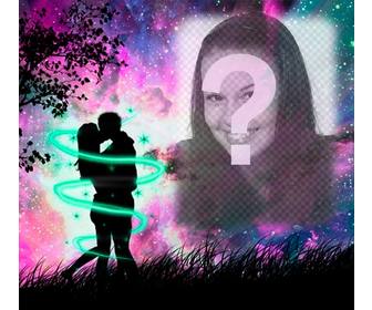 amor moldura com uma silhueta dois amantes beijando na floresta com o ceu estrelado violeta