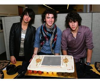 entrar entrar em uma festa jonas brothers em uma maneira especial fotomontagem na sua foto e exibida em uma torta depois posar kevin joe e nick tres irmãos membros boy band comprada pela disney channel