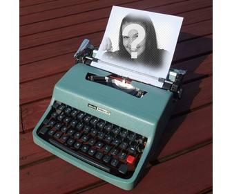 fotomontagem com uma maquina escrever olivetti turquesa do vintage com um papel colocar uma imagem