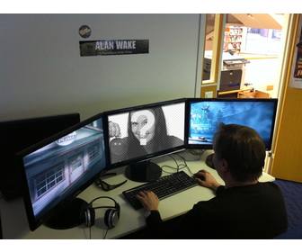 fotomontagem com um jogador videogame e sua foto computador ao lado duas telas