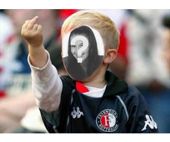 fotomontagem com uma loira crianca fã futebol com o dedo
